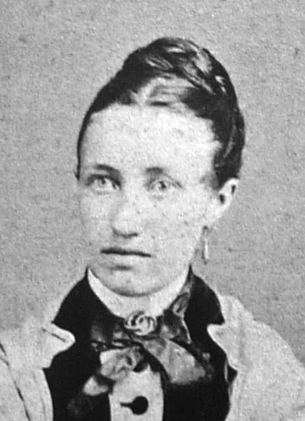 raringaringmuseum_brucesissakristinajoumlnsdotter_1858_56_red_p.jpg