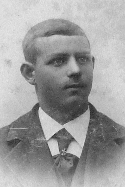 raringaringmuseum_knutssonjohnalbert_1875-1948_fg_red_p.jpg