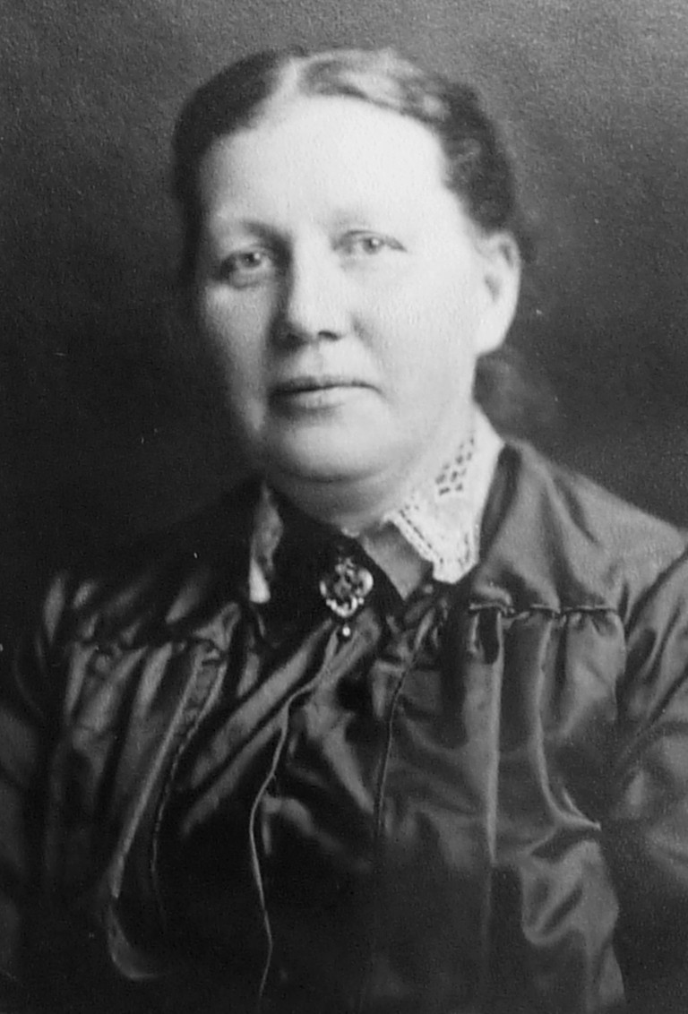 raringaringmuseum_olssonaugustaothalia_1868-1945_366_red_p.jpg